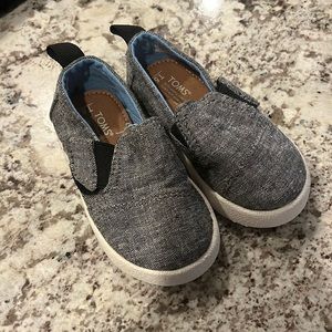 Tom’s baby shoes, size T5